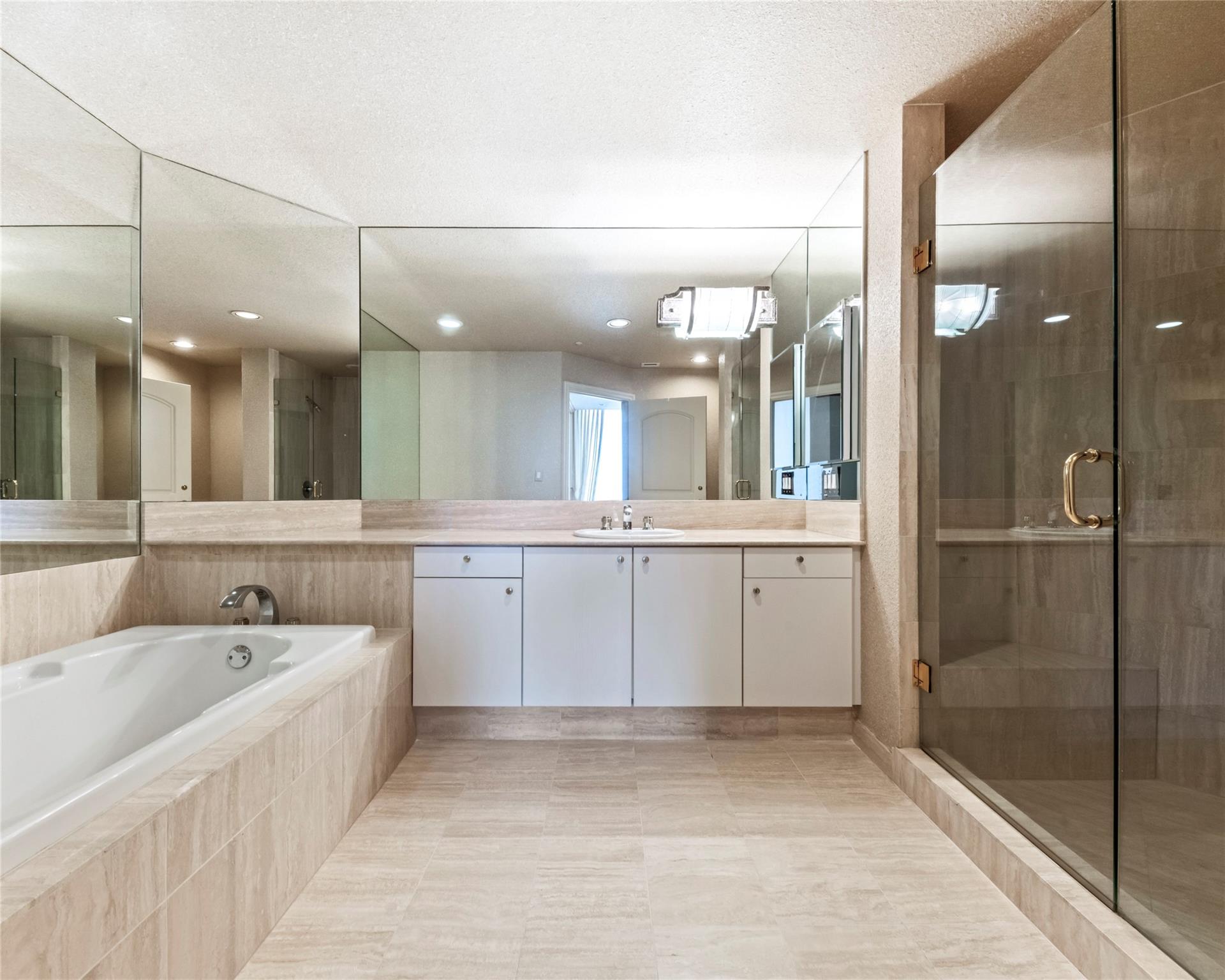 7000 Island Blvd PH-06