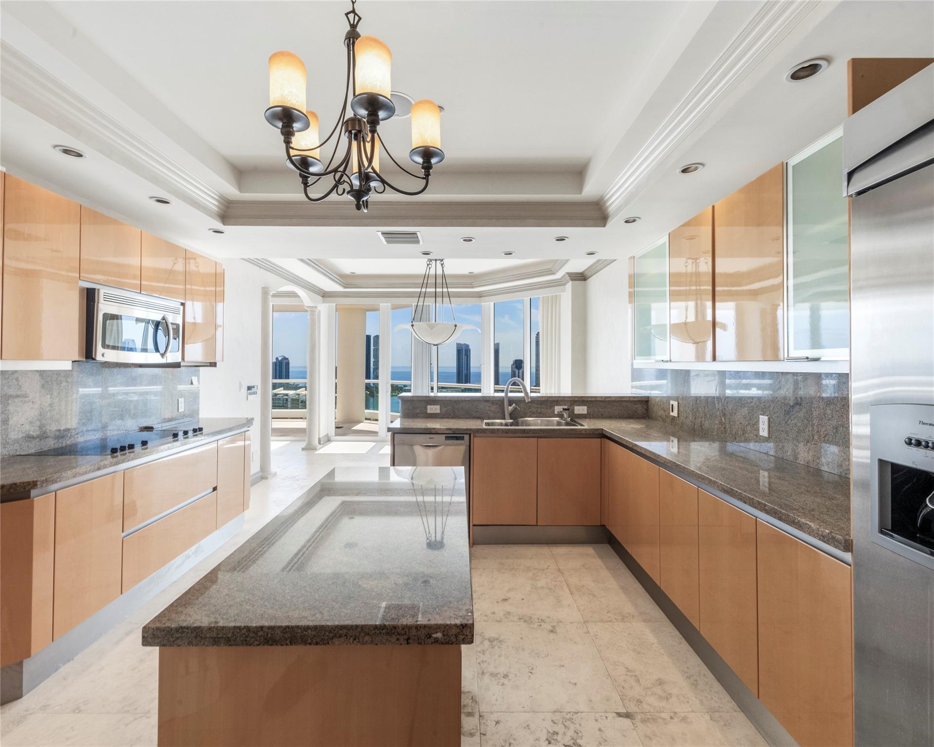 7000 Island Blvd PH-06