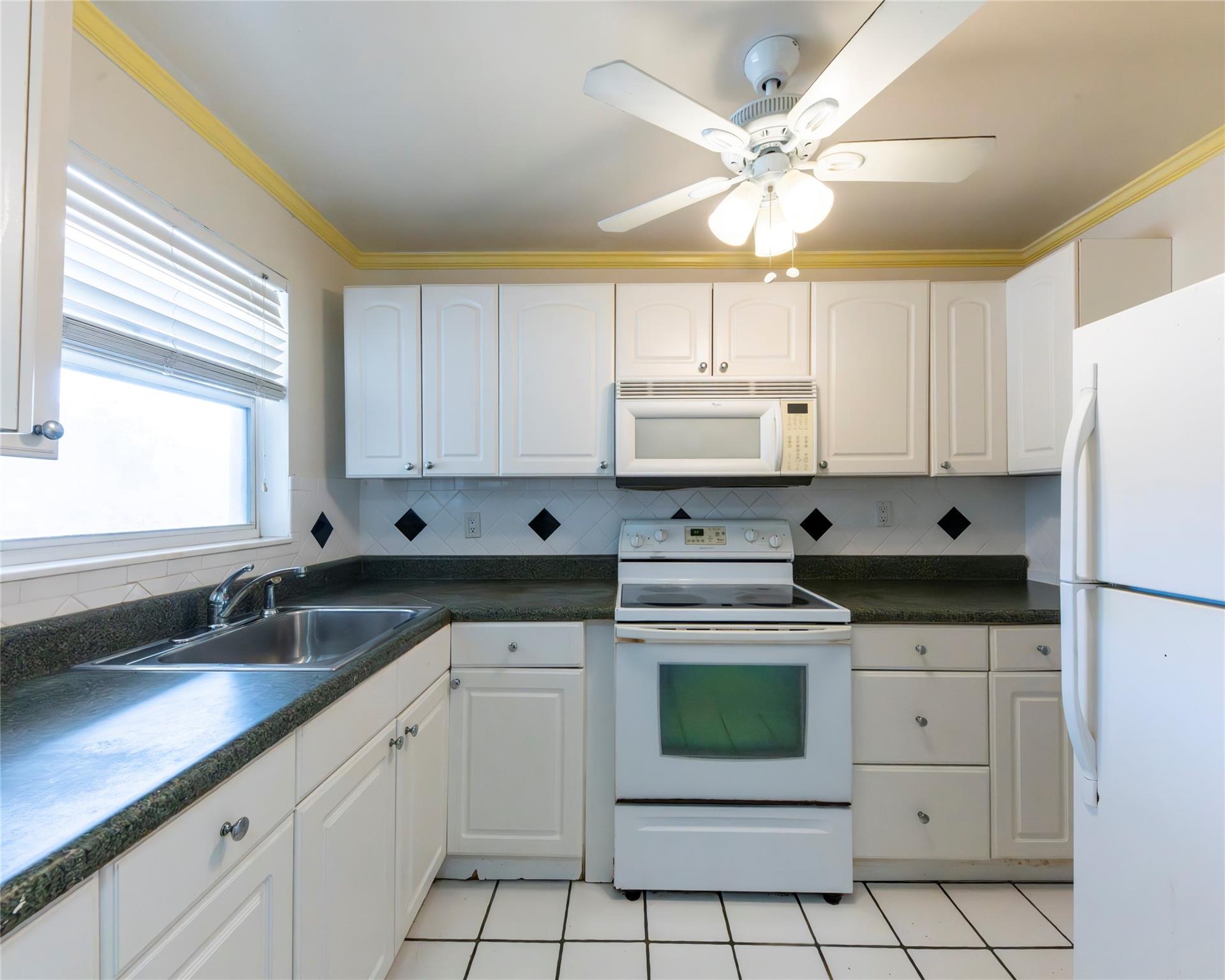 2871 E Sunrise lakes dr 212