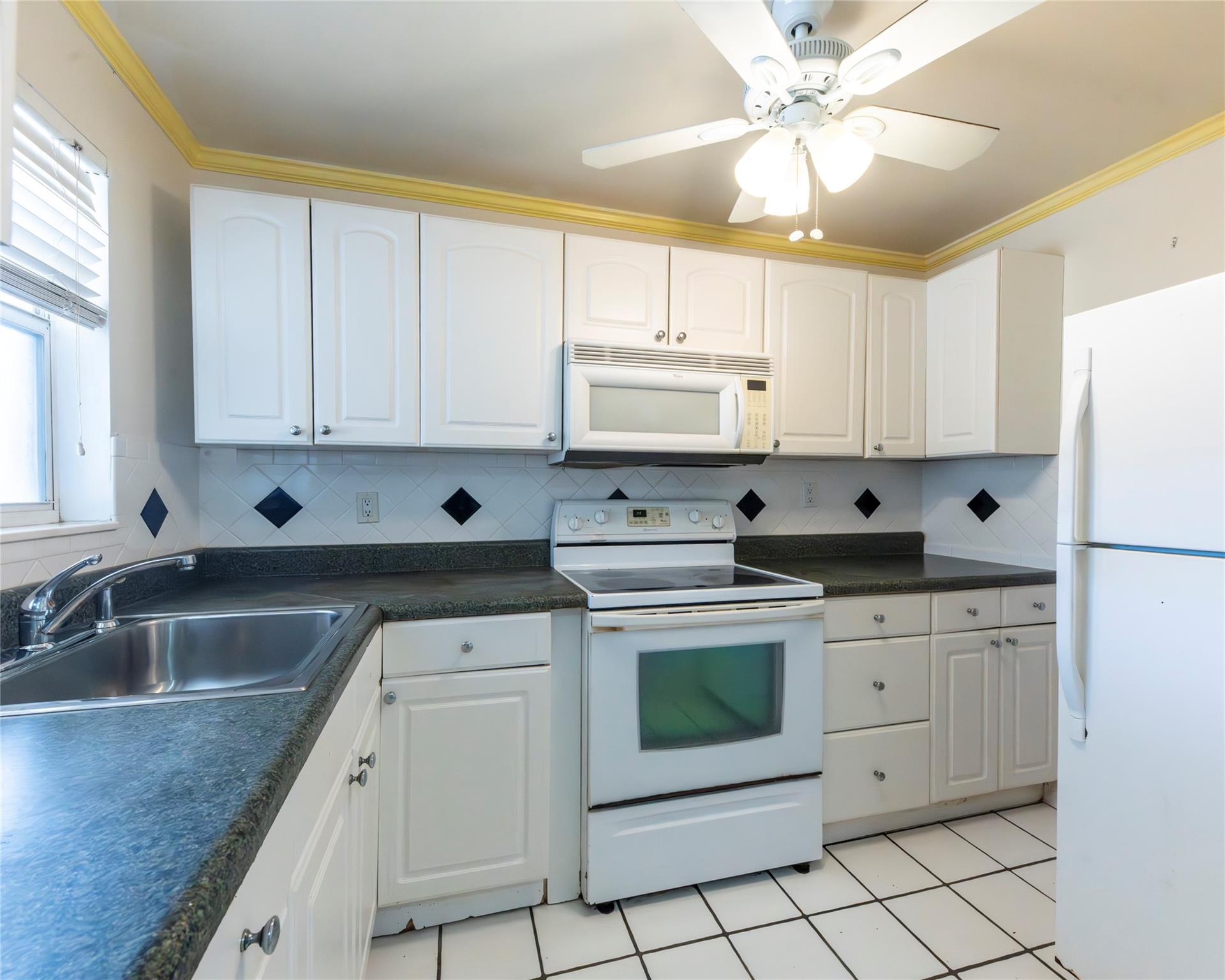 2871 E Sunrise lakes dr 212