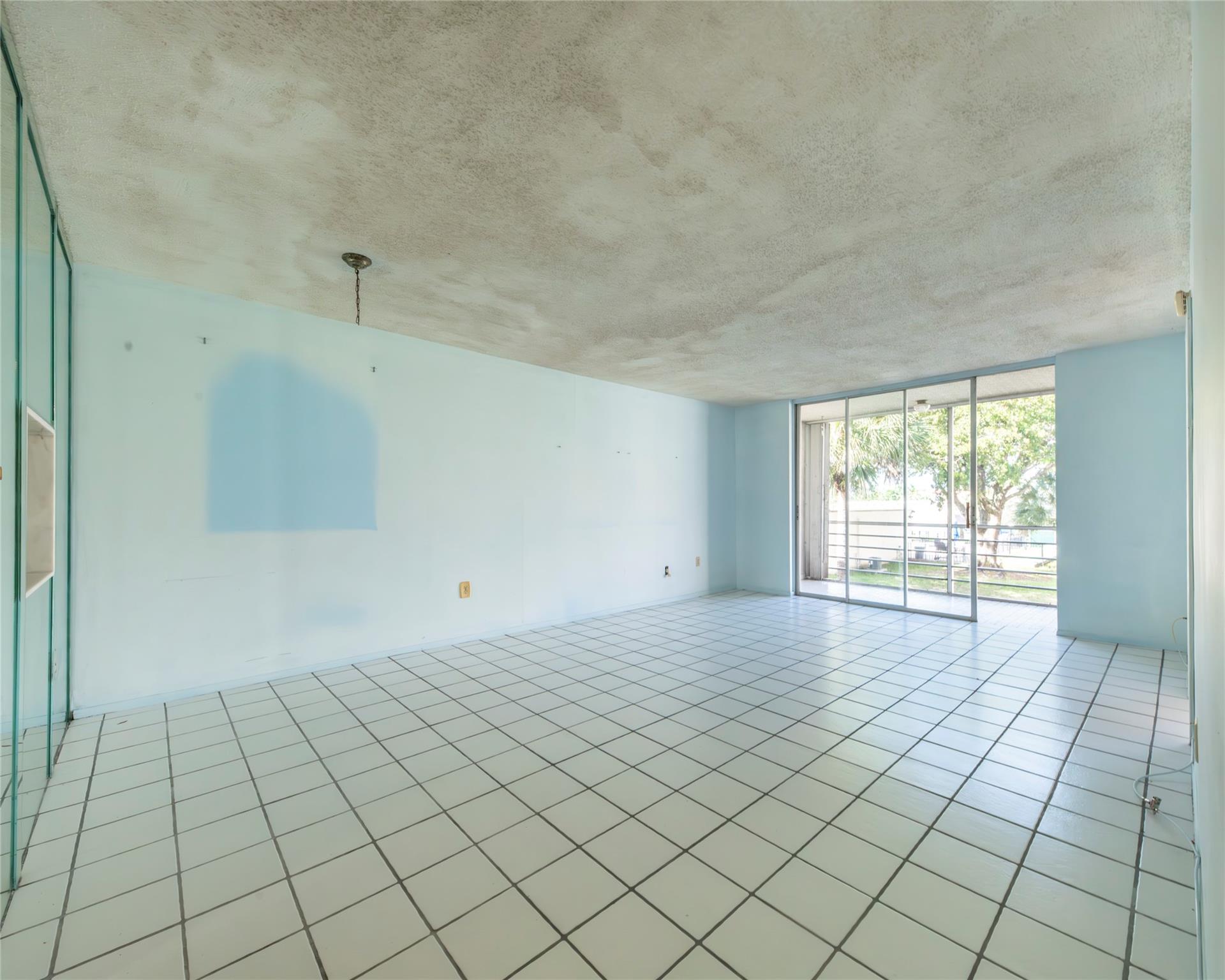 2871 E Sunrise lakes dr 212