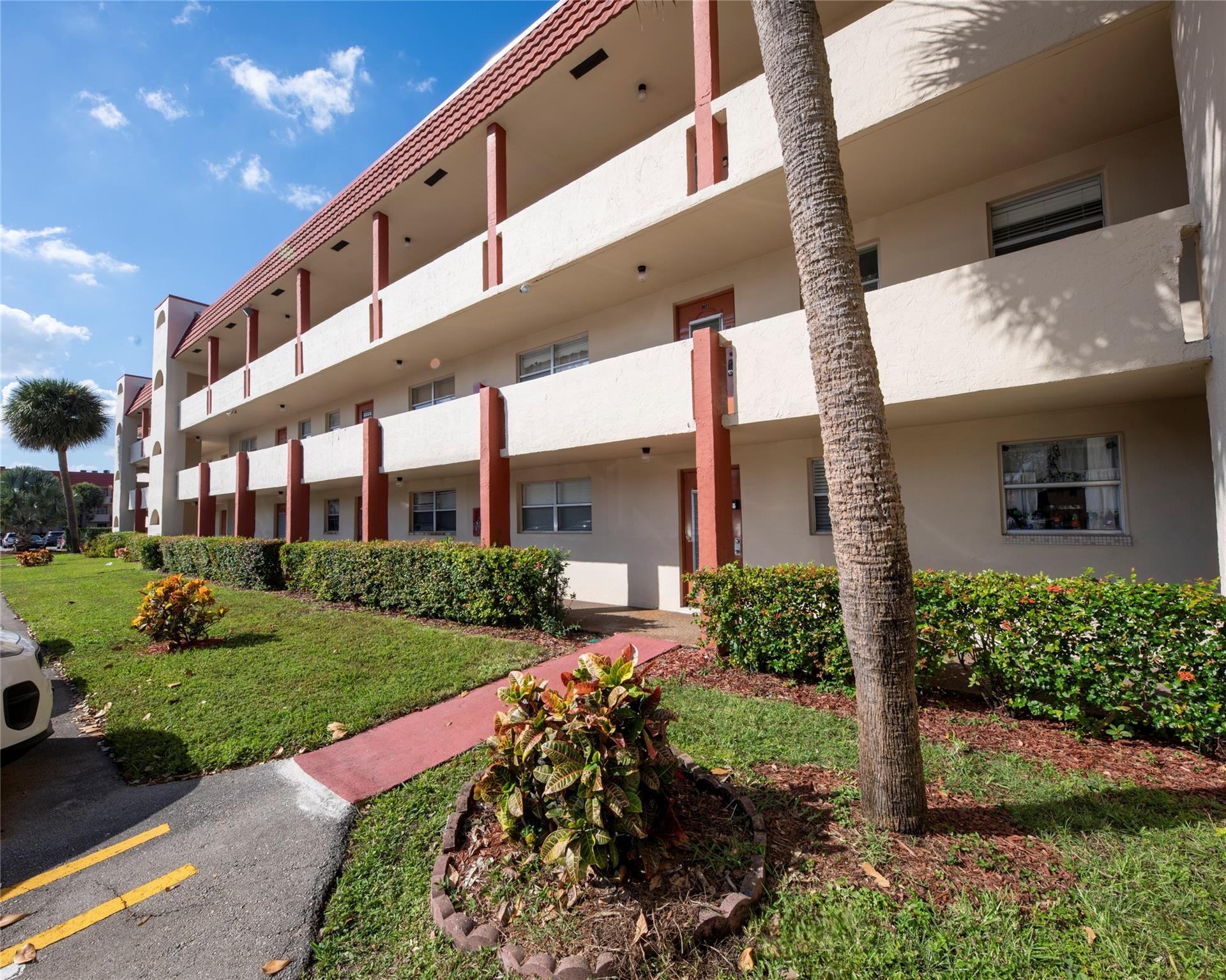 2871 E Sunrise lakes dr 212