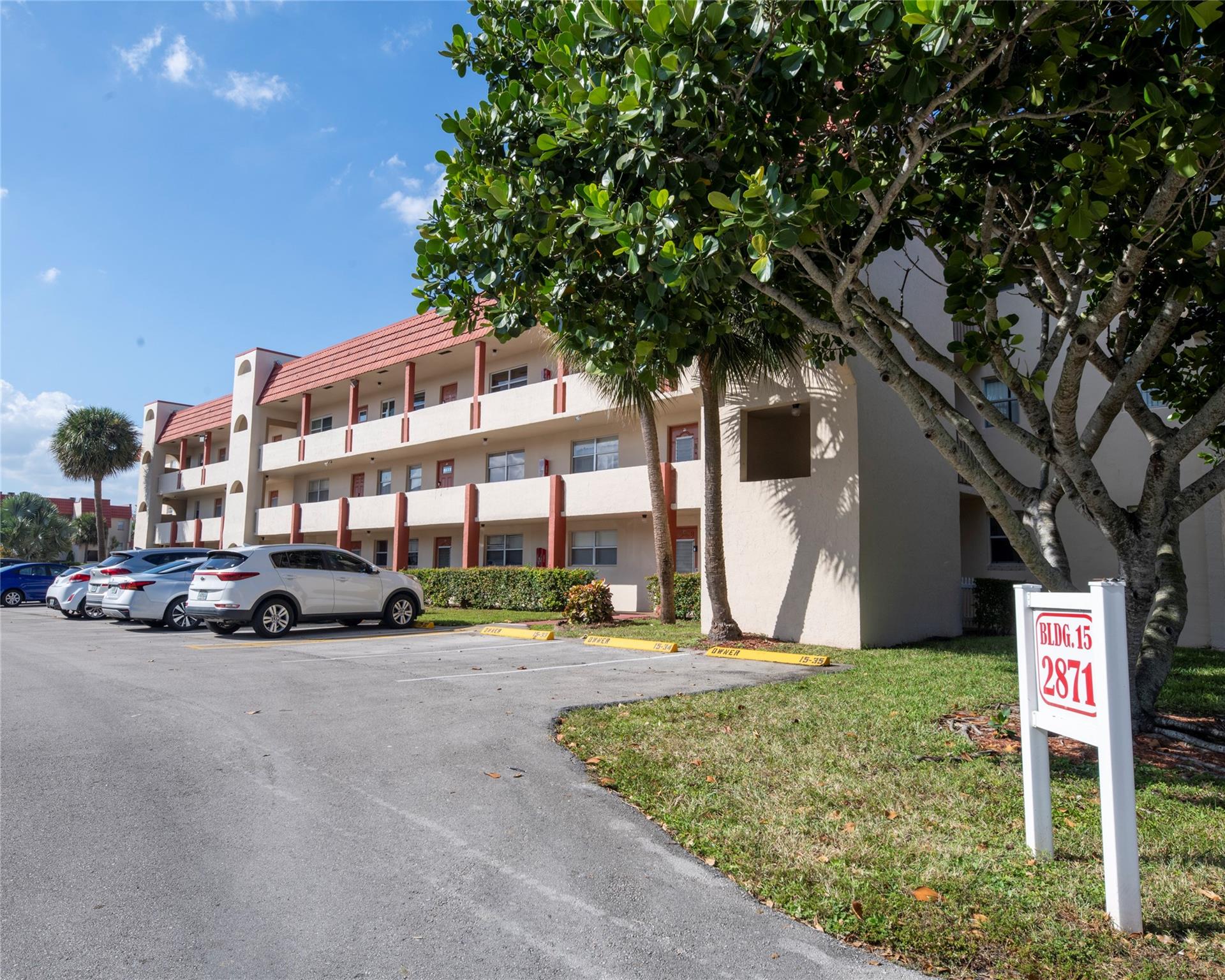 2871 E Sunrise lakes dr 212