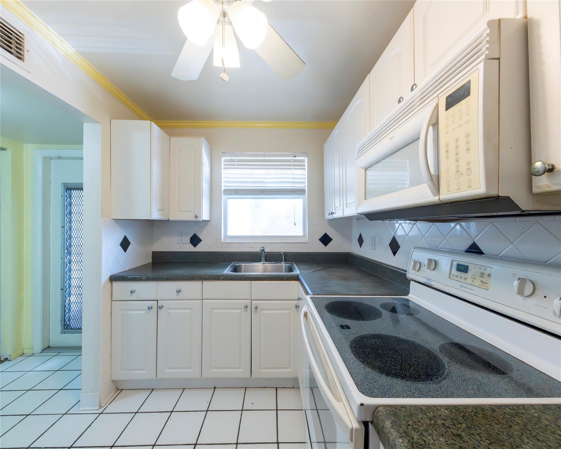 2871 E Sunrise lakes dr 212