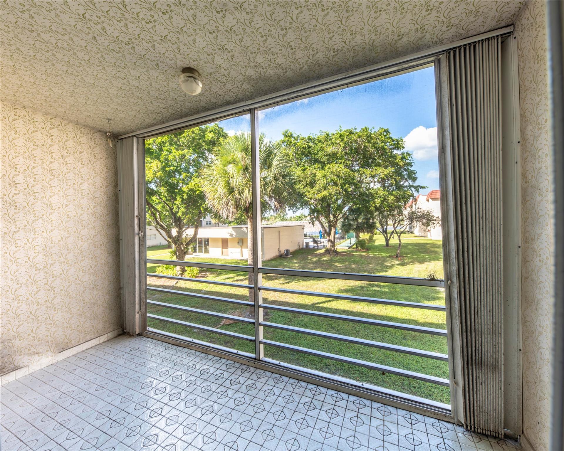 2871 E Sunrise lakes dr 212