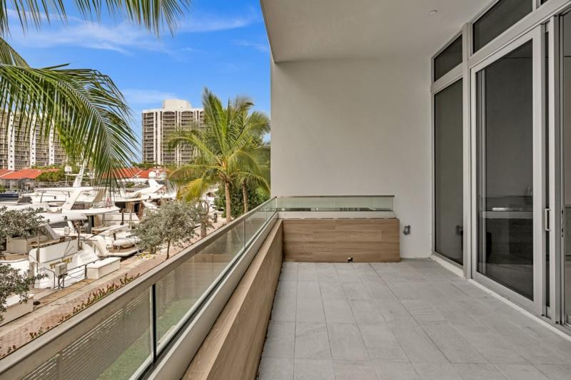 3750 Yacht Club Dr TH5