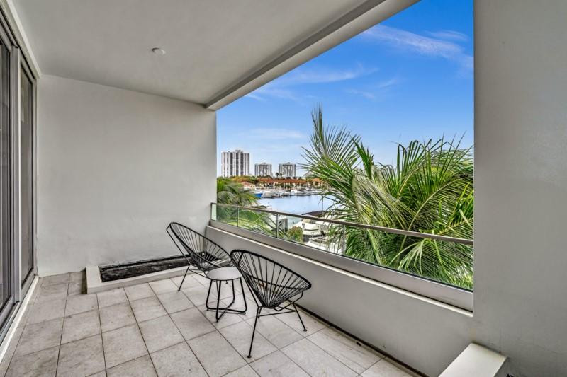 3750 Yacht Club Dr TH5