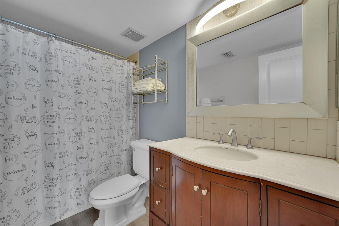 116 Lake Emerald Dr 401