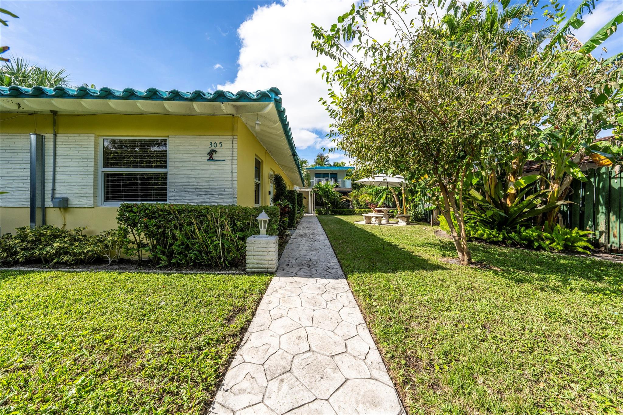 305 Hibiscus Ave
