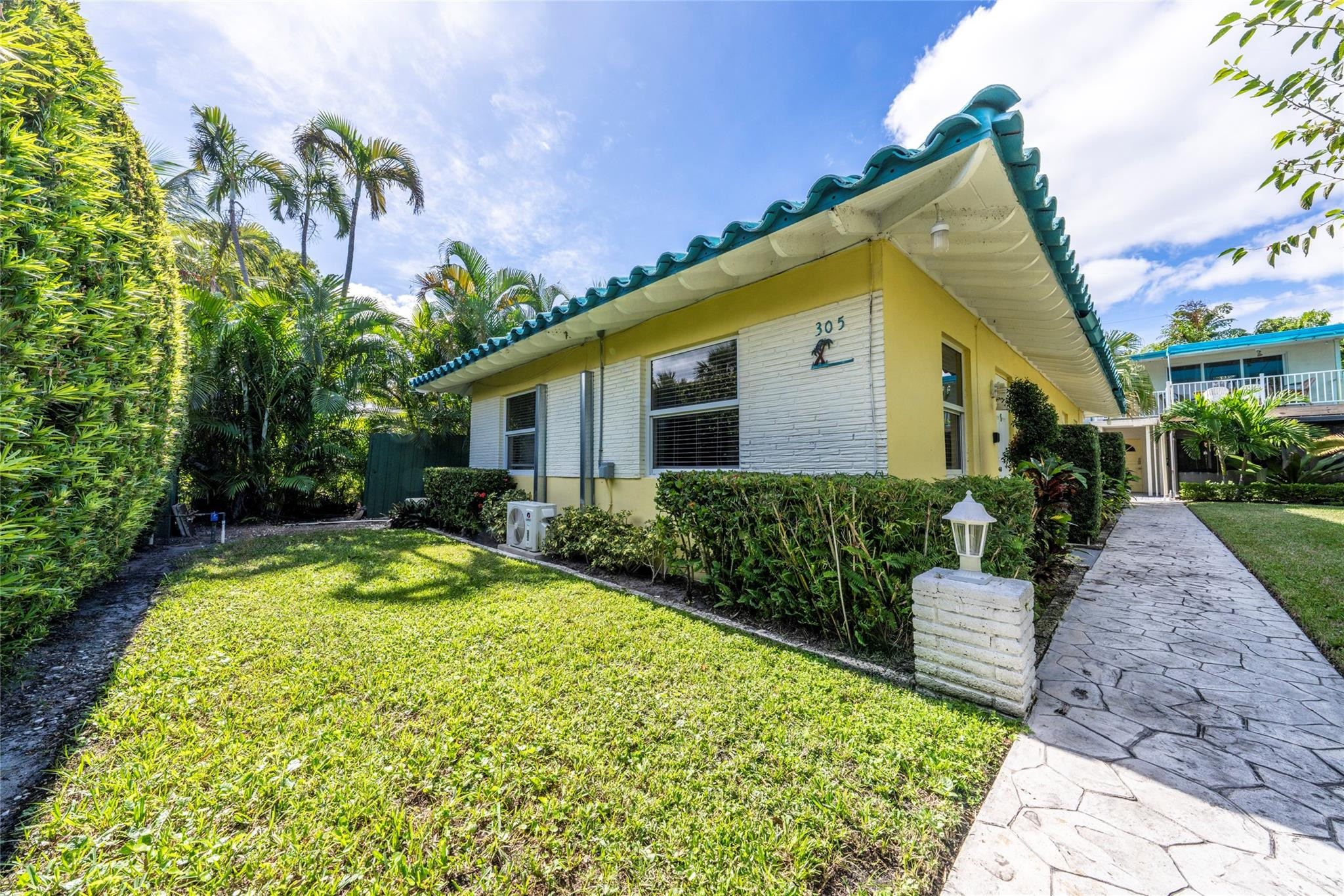305 Hibiscus Ave
