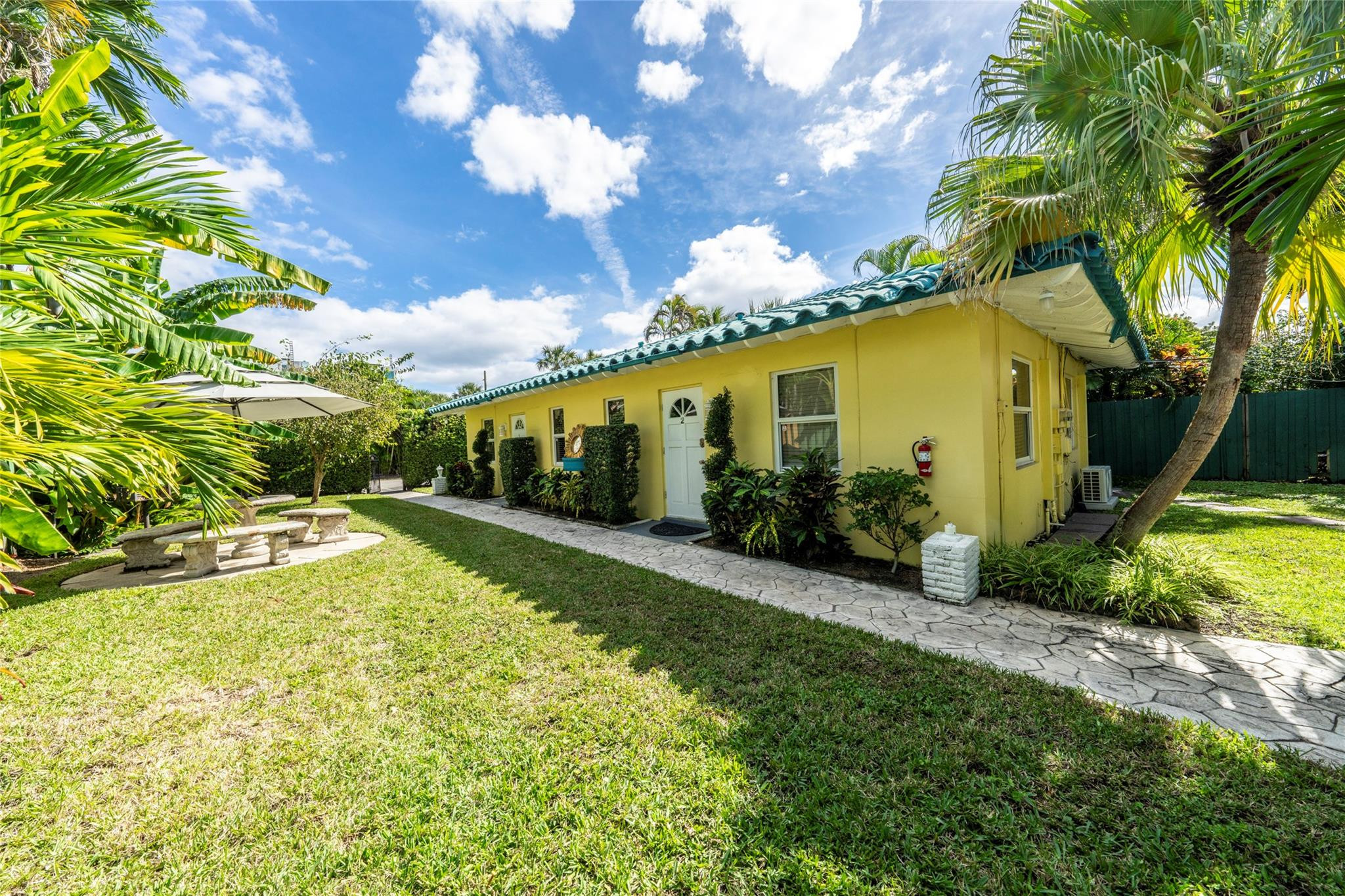 305 Hibiscus Ave
