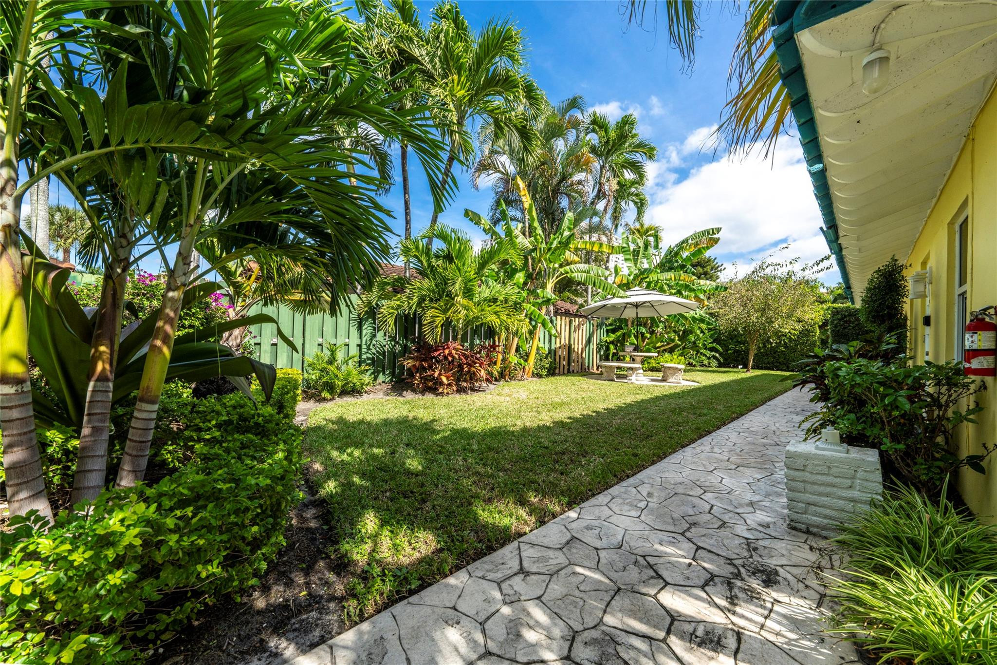 305 Hibiscus Ave