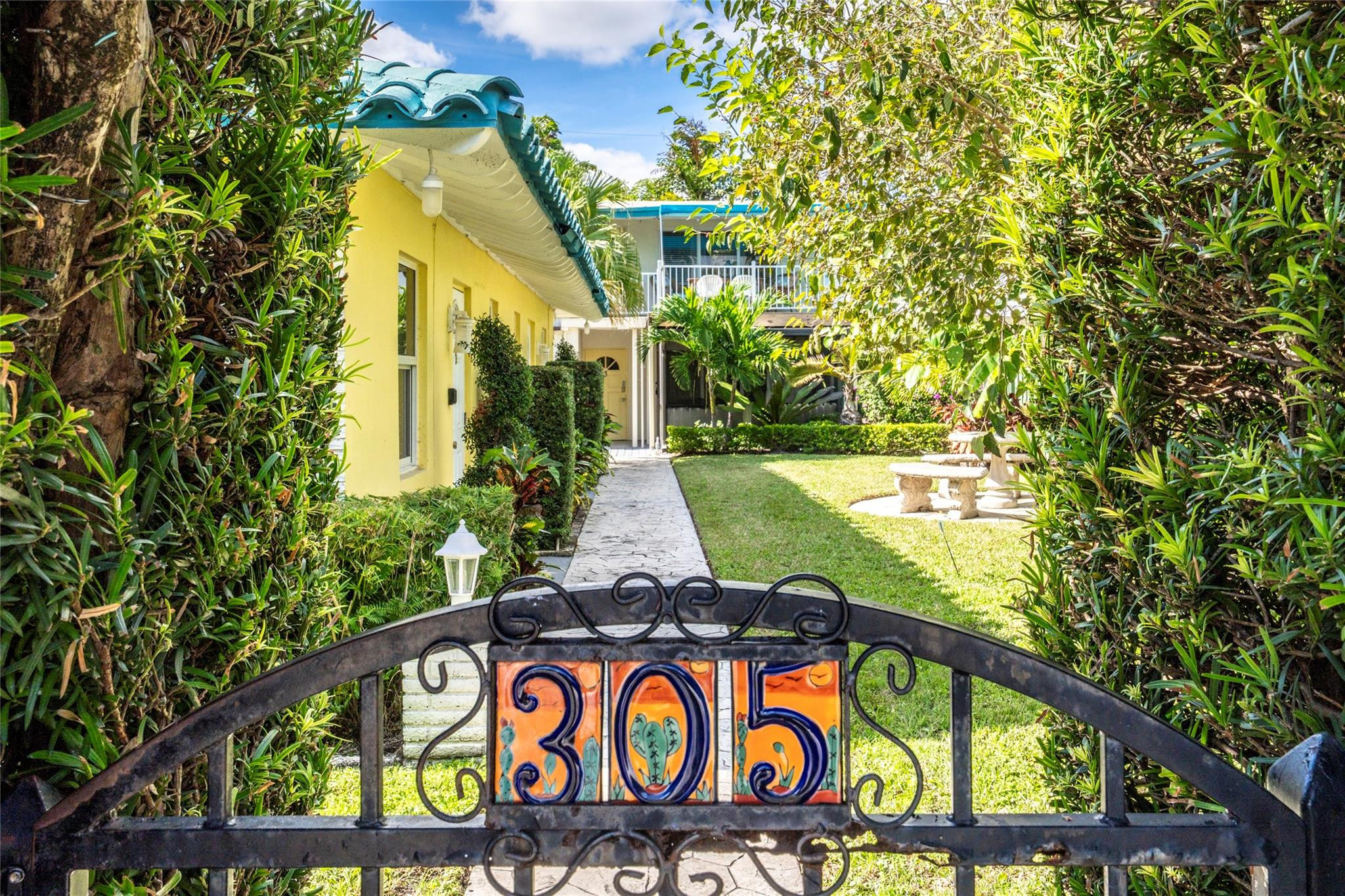 305 Hibiscus Ave