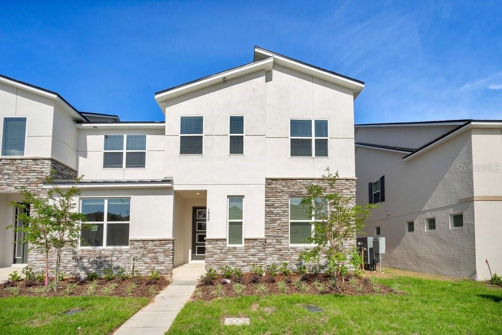 1858 TROPICAL PALMS CIRCLE