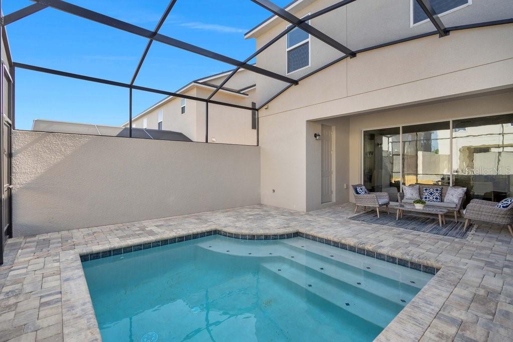 1858 TROPICAL PALMS CIRCLE