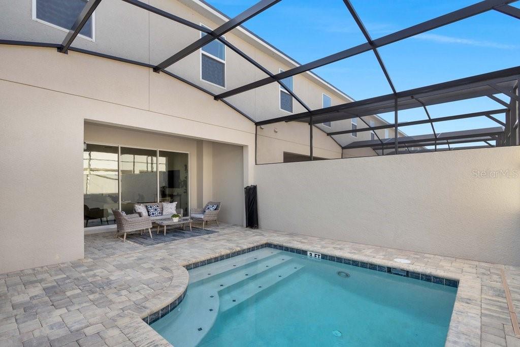 1858 TROPICAL PALMS CIRCLE