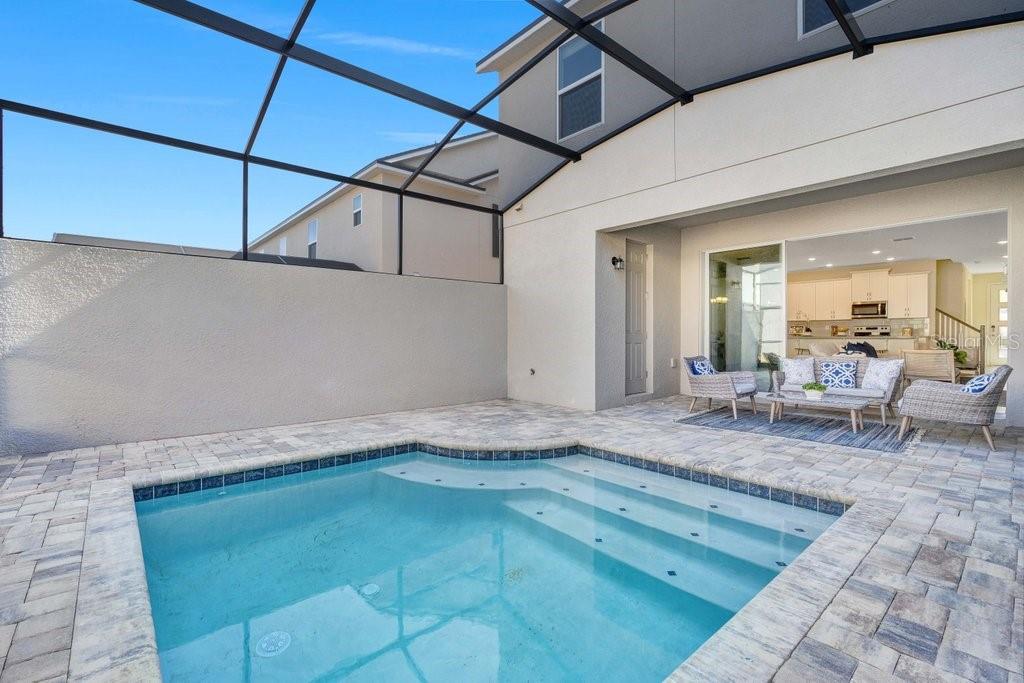 1858 TROPICAL PALMS CIRCLE