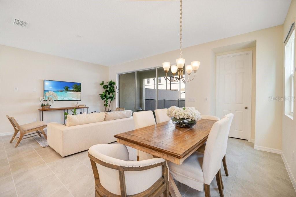 1858 TROPICAL PALMS CIRCLE