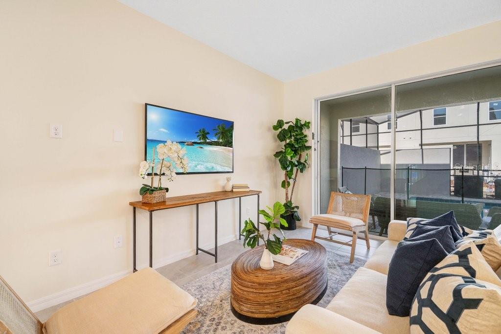 1858 TROPICAL PALMS CIRCLE