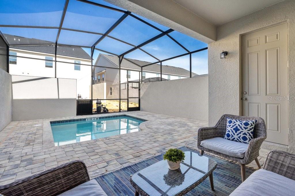 1858 TROPICAL PALMS CIRCLE