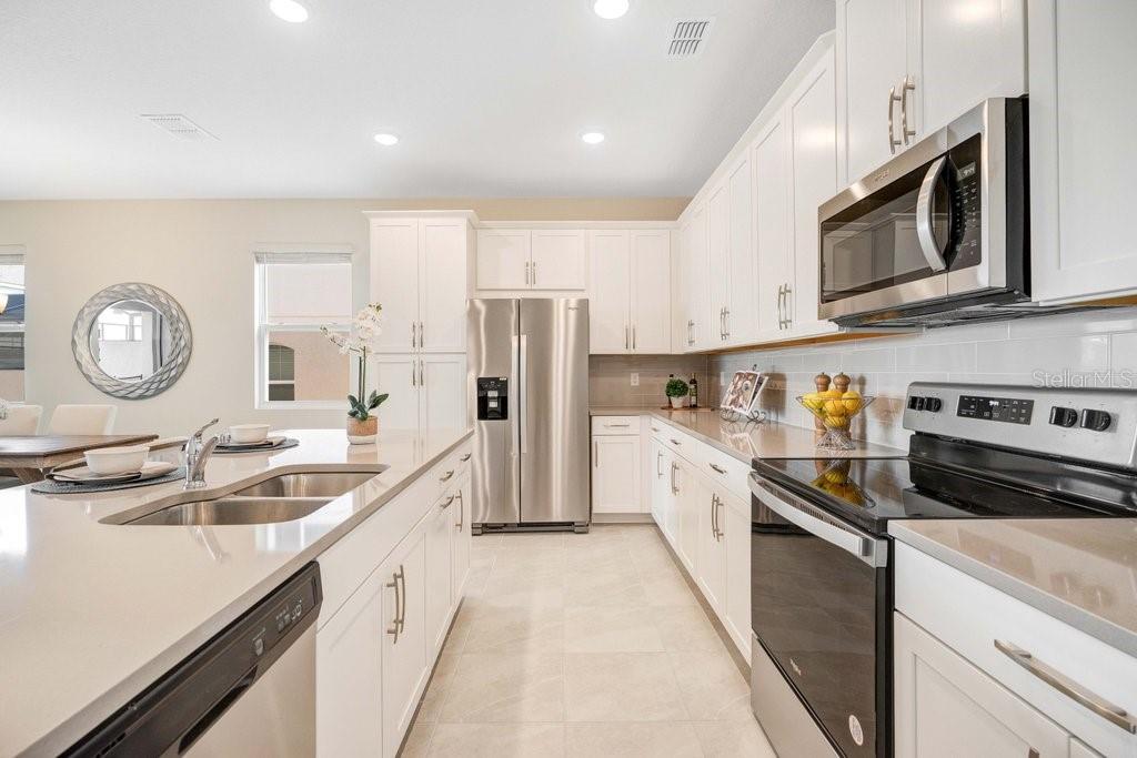 1858 TROPICAL PALMS CIRCLE