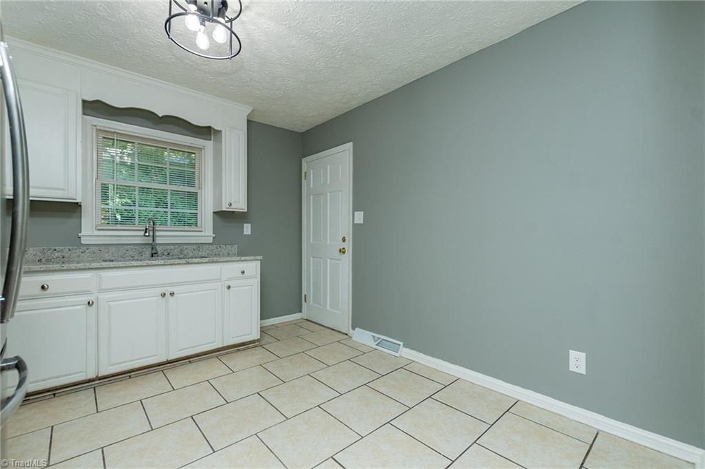 1207 Robin Road