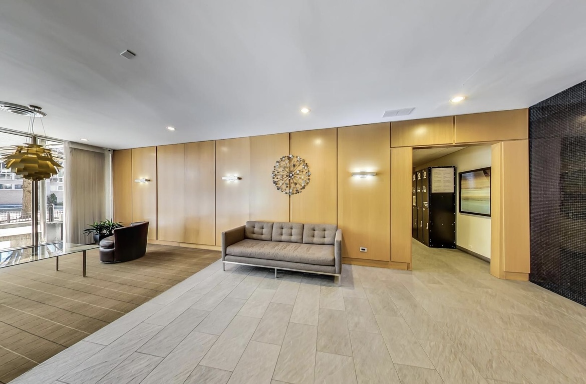 2930 N SHERIDAN Road Unit: 806