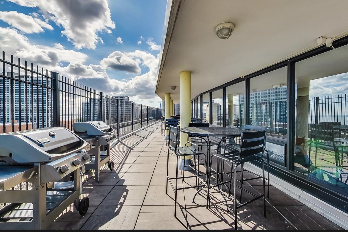 2930 N SHERIDAN Road Unit: 806
