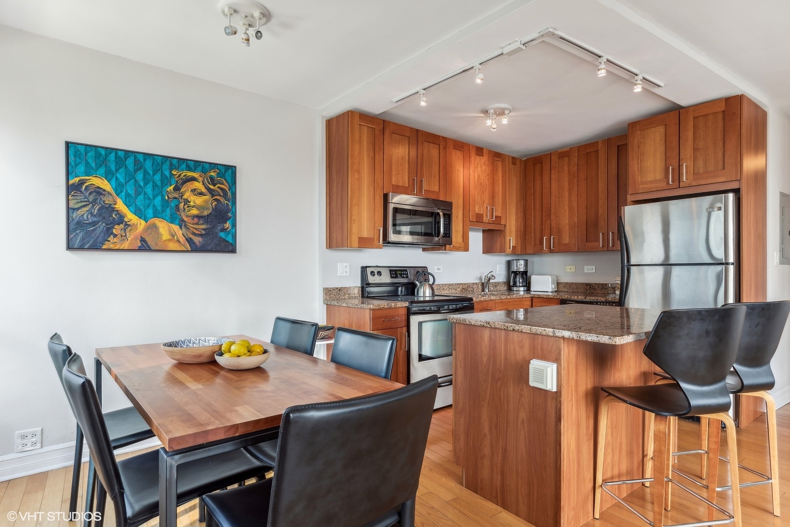 2930 N SHERIDAN Road Unit: 806