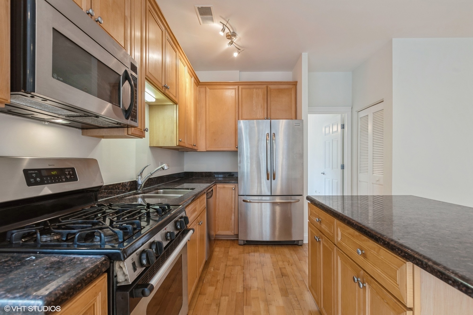 2320 W Saint Paul Avenue Unit: 203