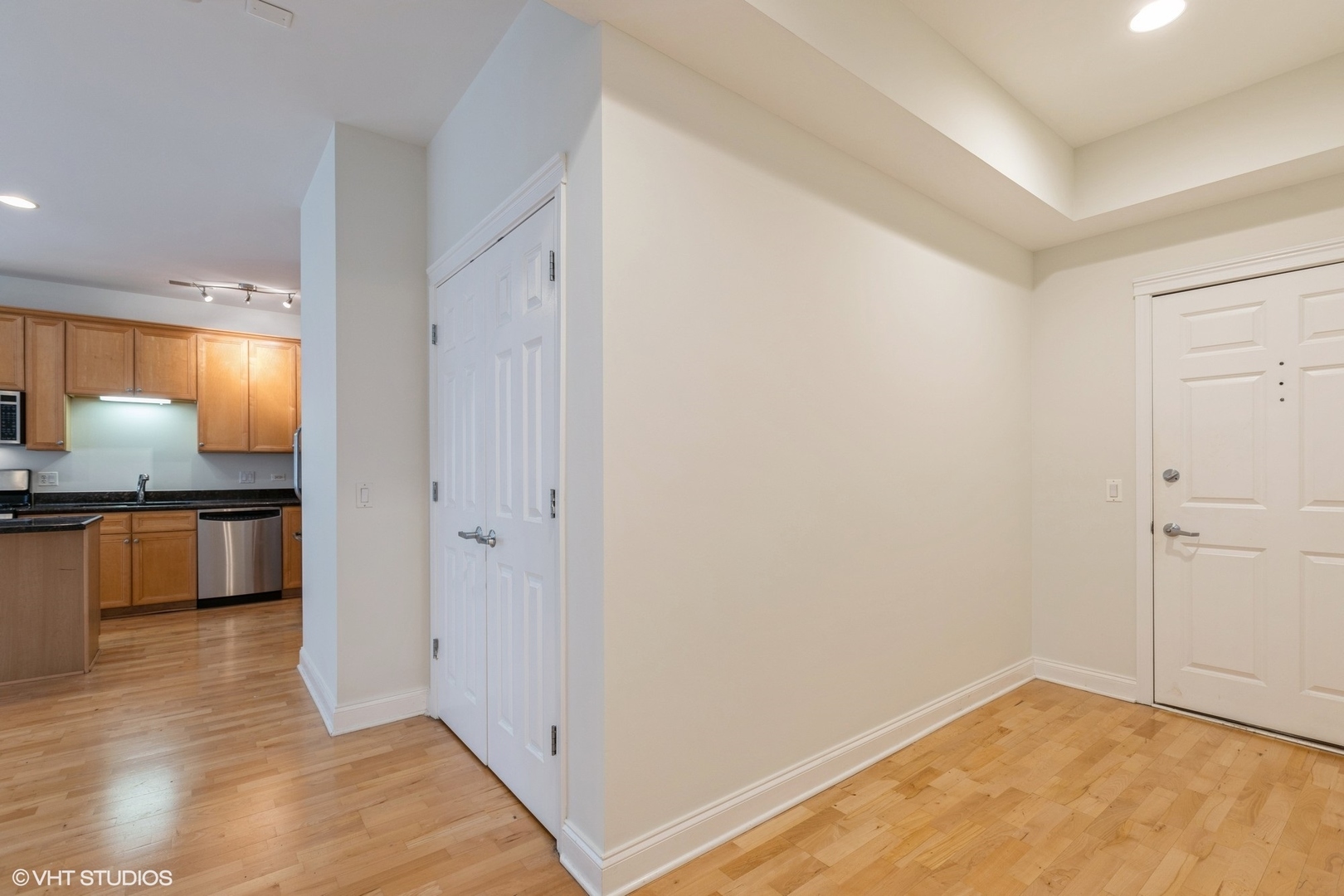 2320 W Saint Paul Avenue Unit: 203