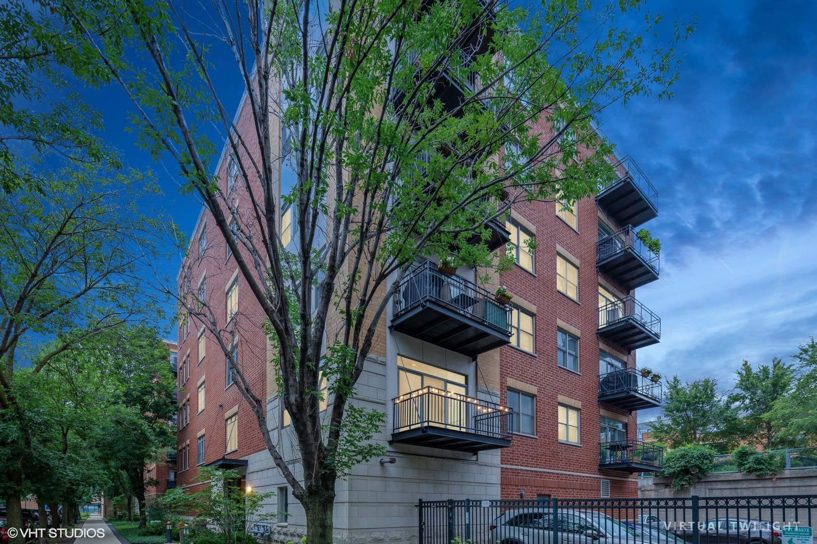 2320 W Saint Paul Avenue Unit: 203