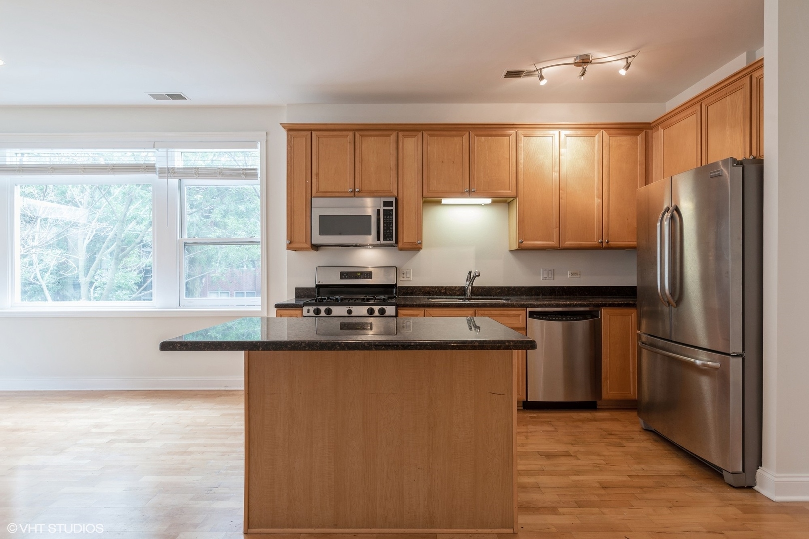 2320 W Saint Paul Avenue Unit: 203
