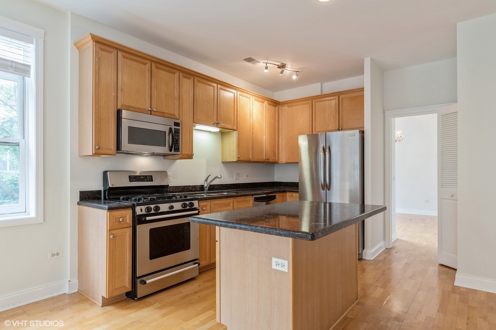 2320 W Saint Paul Avenue Unit: 203