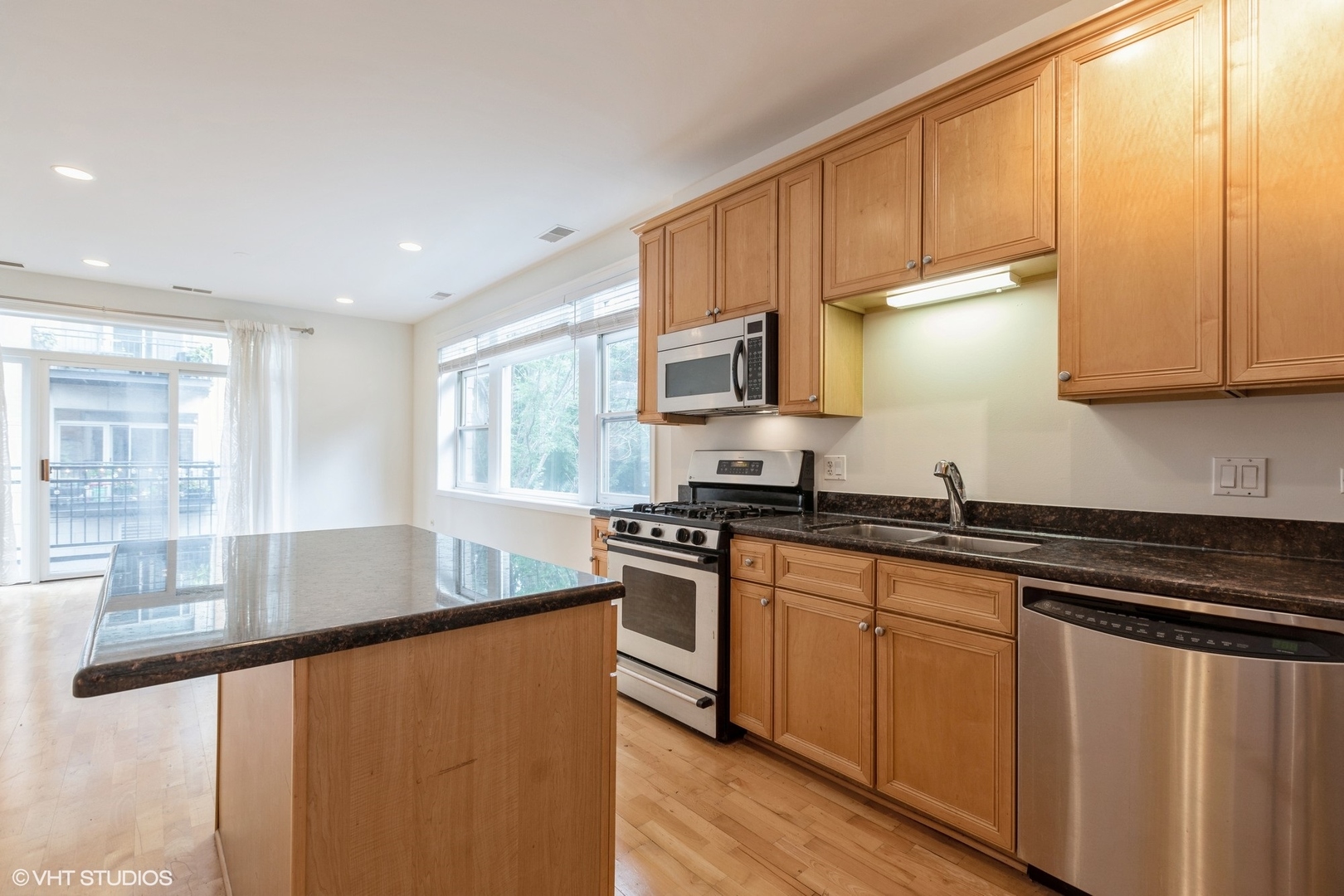 2320 W Saint Paul Avenue Unit: 203