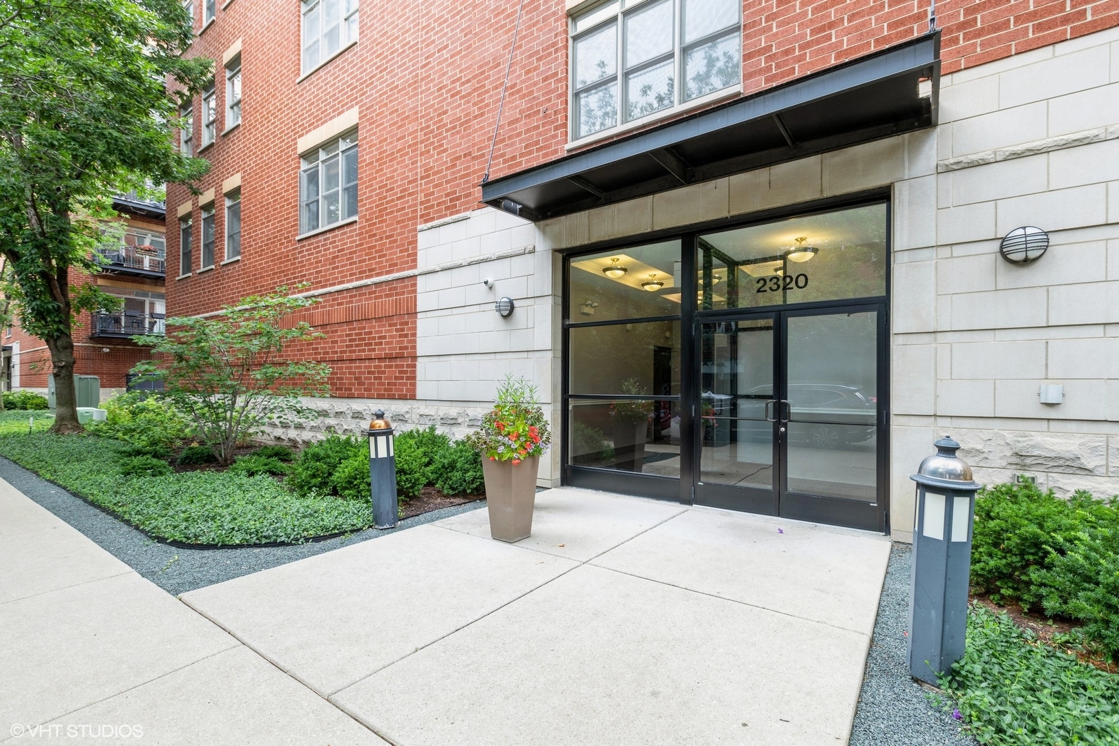 2320 W Saint Paul Avenue Unit: 203
