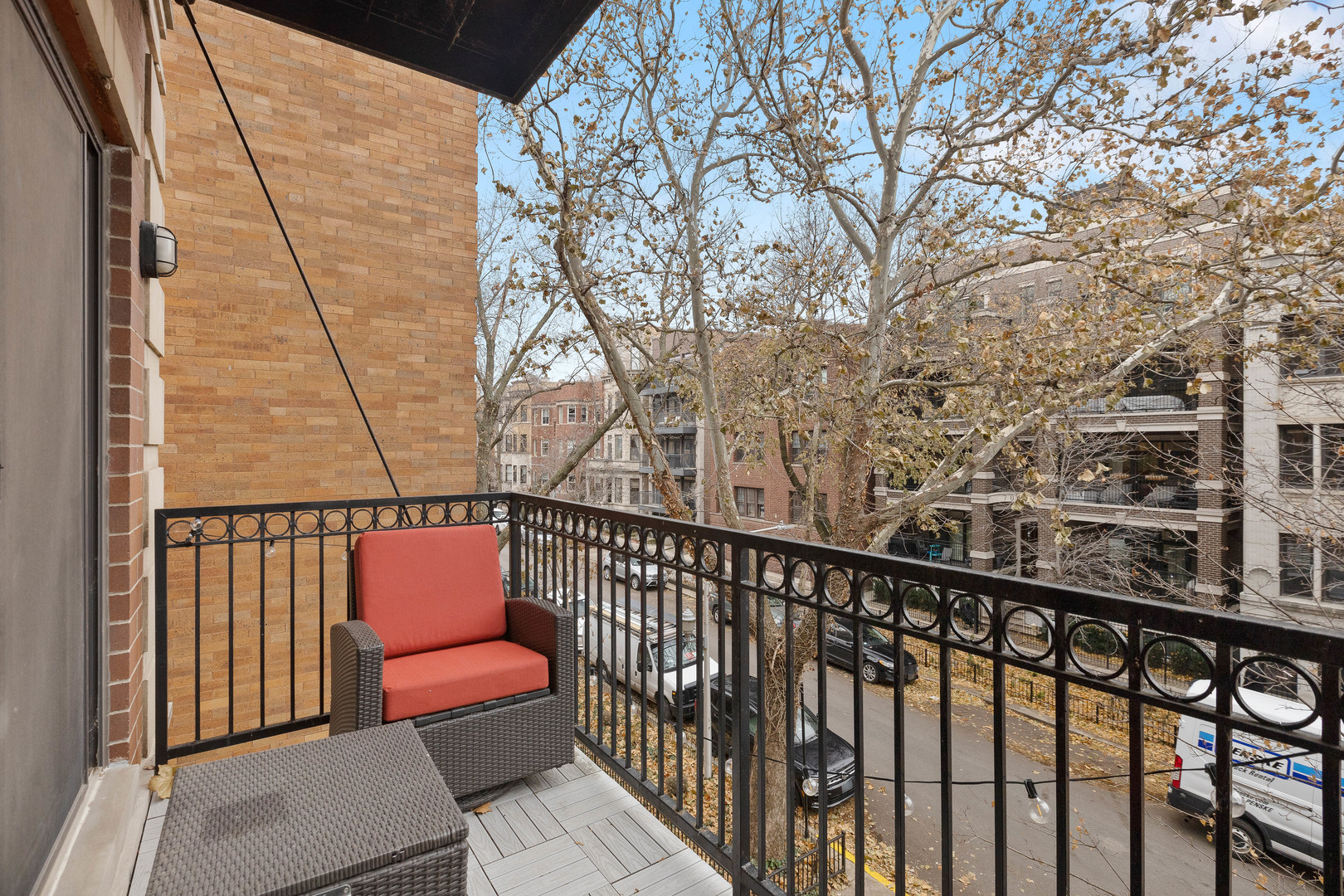 663 W Barry Avenue Unit: 3C