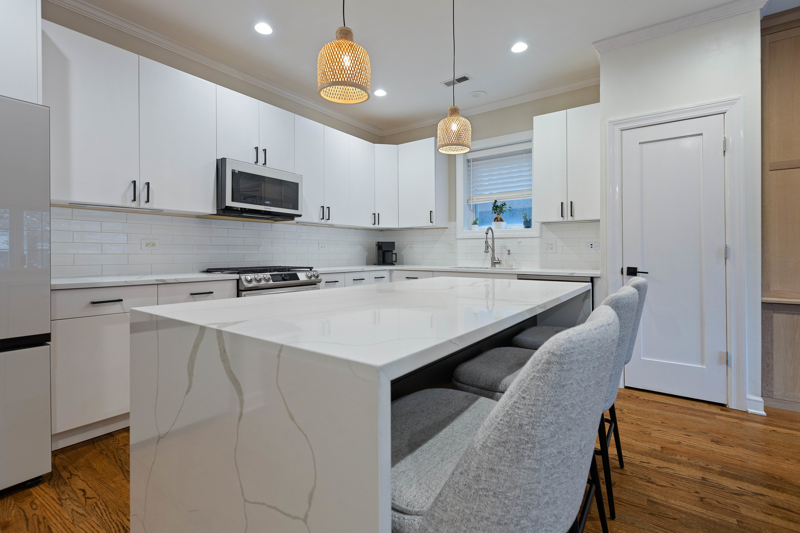 663 W Barry Avenue Unit: 3C