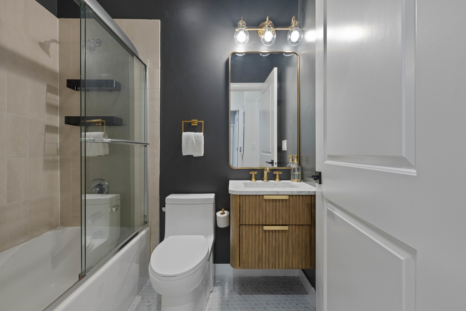 663 W Barry Avenue Unit: 3C