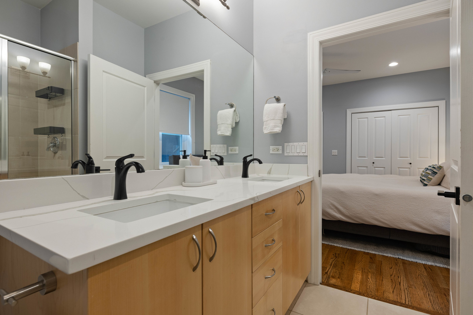 663 W Barry Avenue Unit: 3C