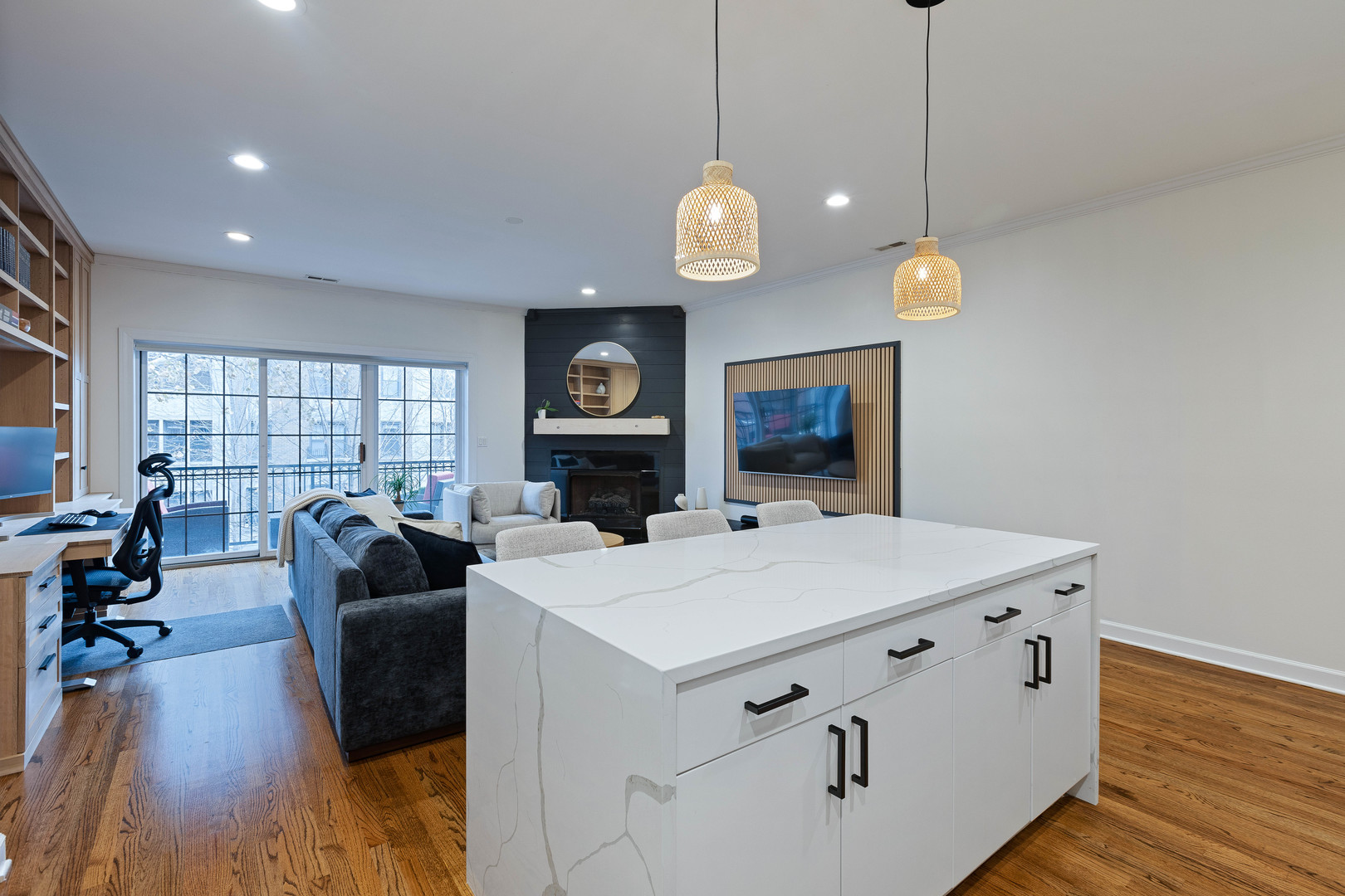663 W Barry Avenue Unit: 3C