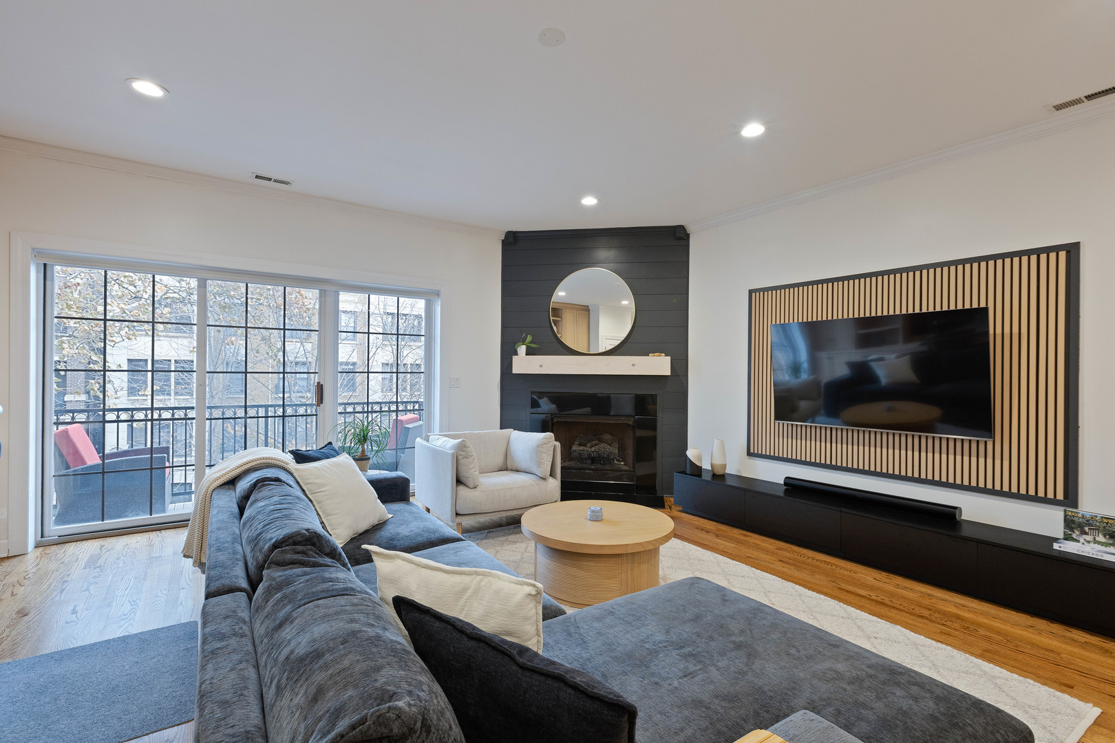 663 W Barry Avenue Unit: 3C