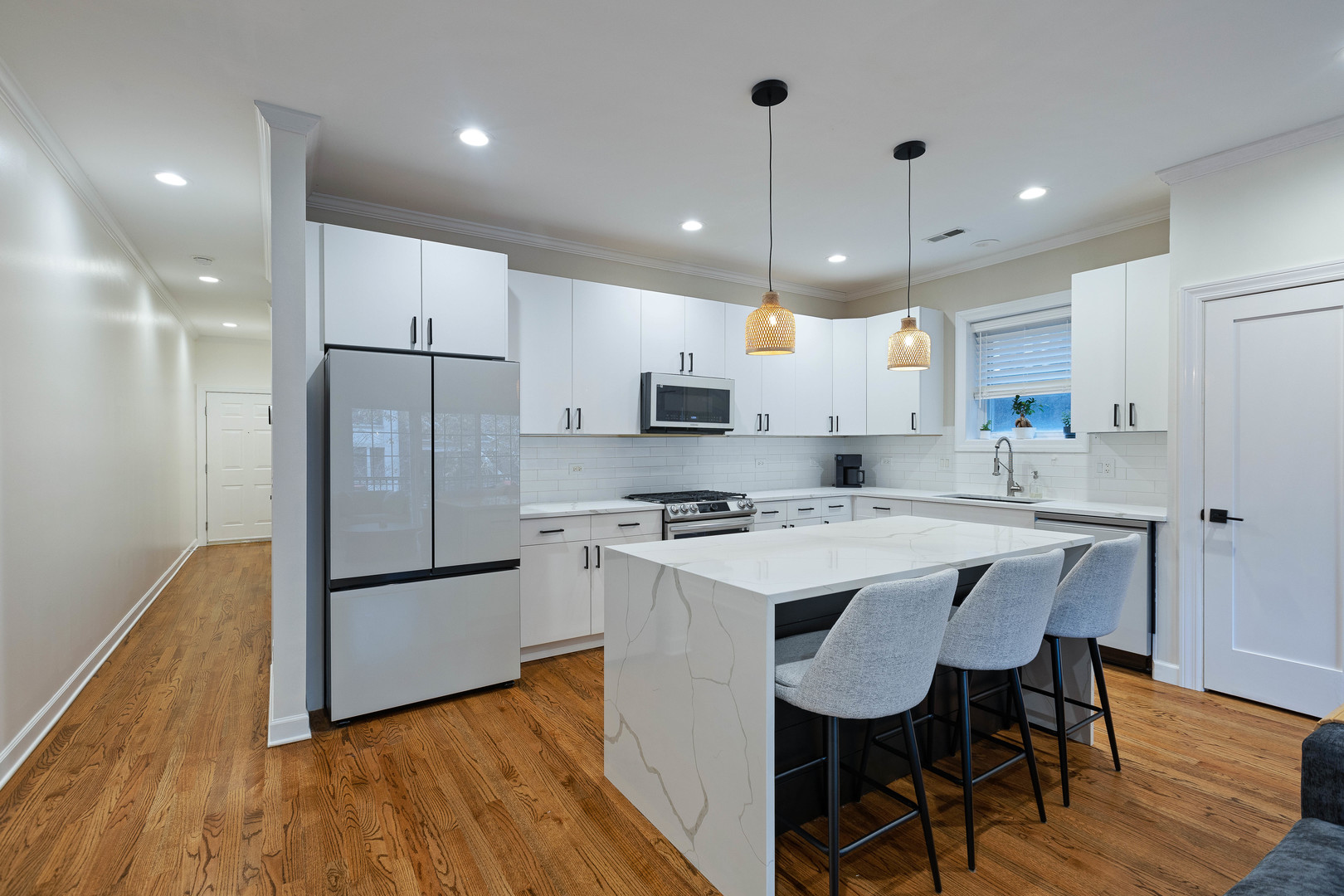 663 W Barry Avenue Unit: 3C
