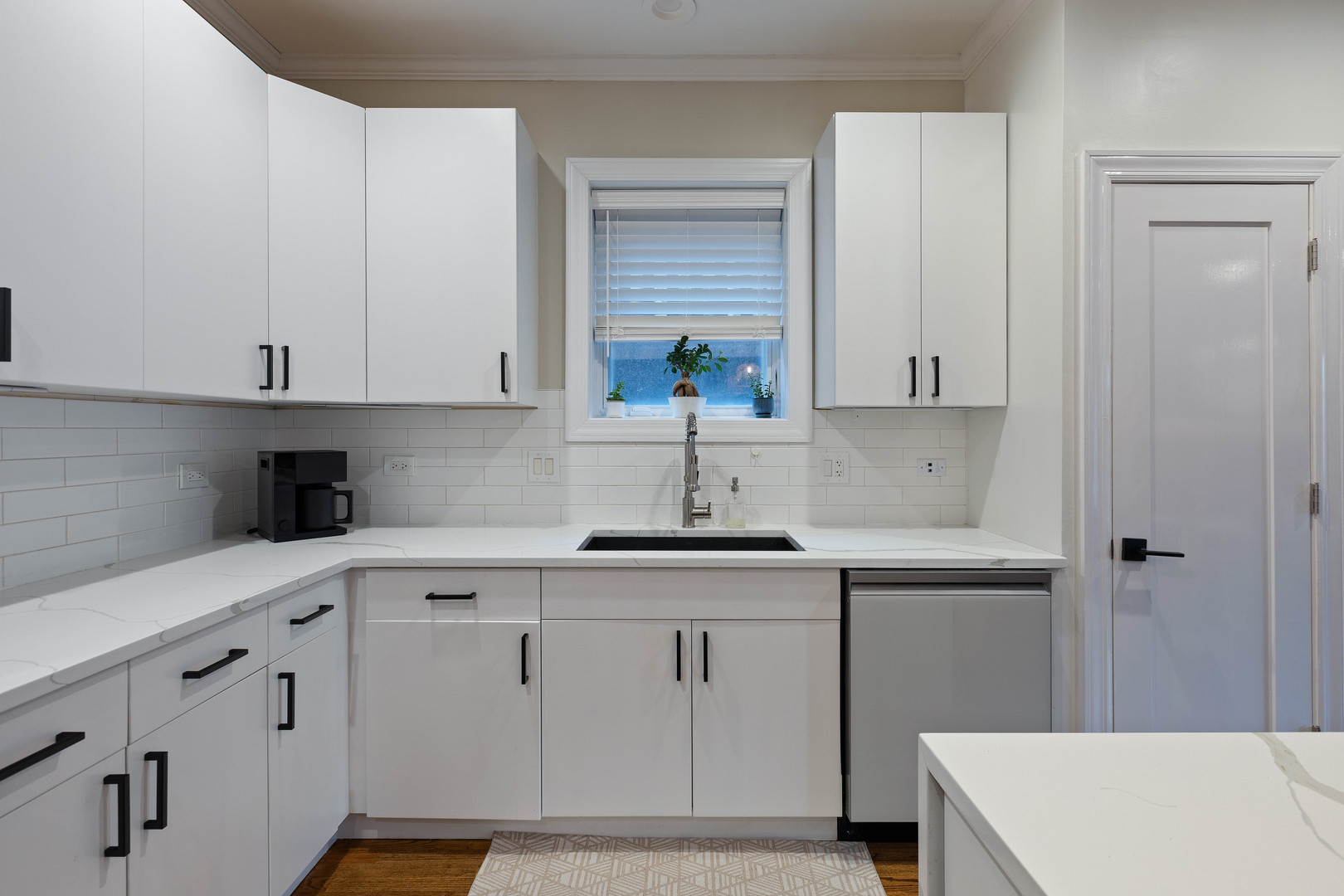 663 W Barry Avenue Unit: 3C