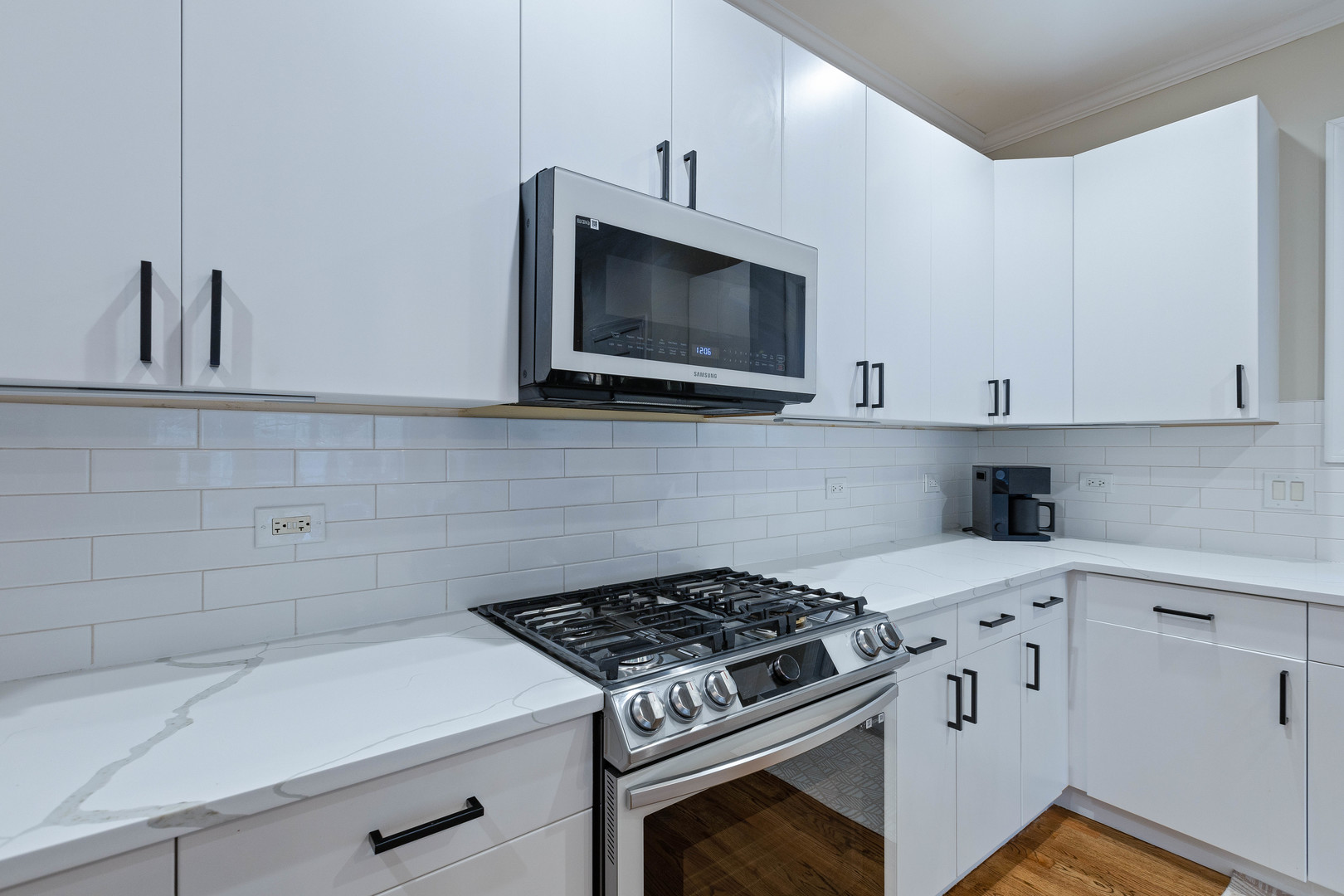 663 W Barry Avenue Unit: 3C
