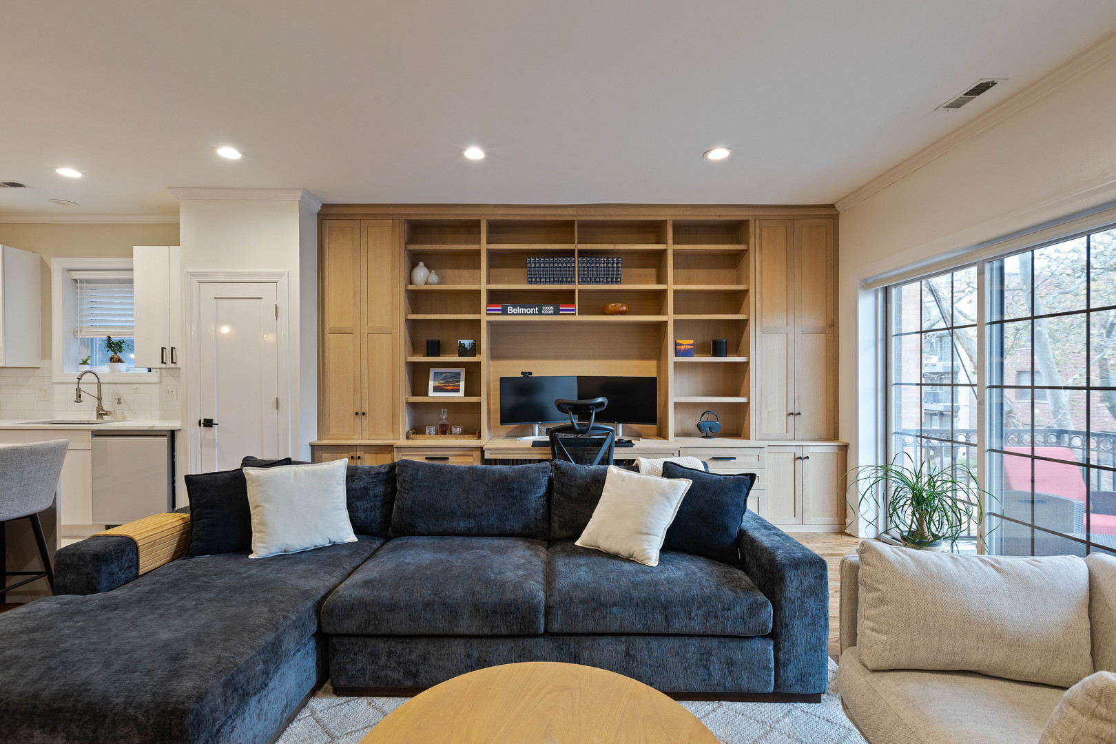 663 W Barry Avenue Unit: 3C