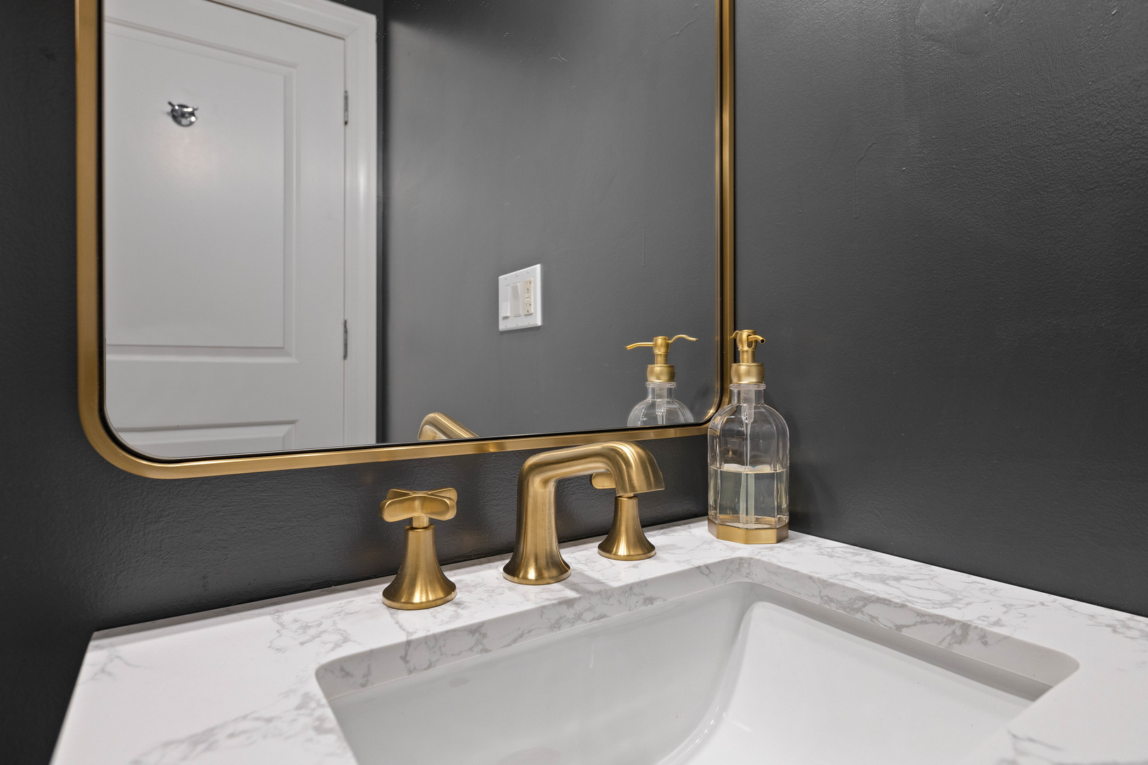 663 W Barry Avenue Unit: 3C