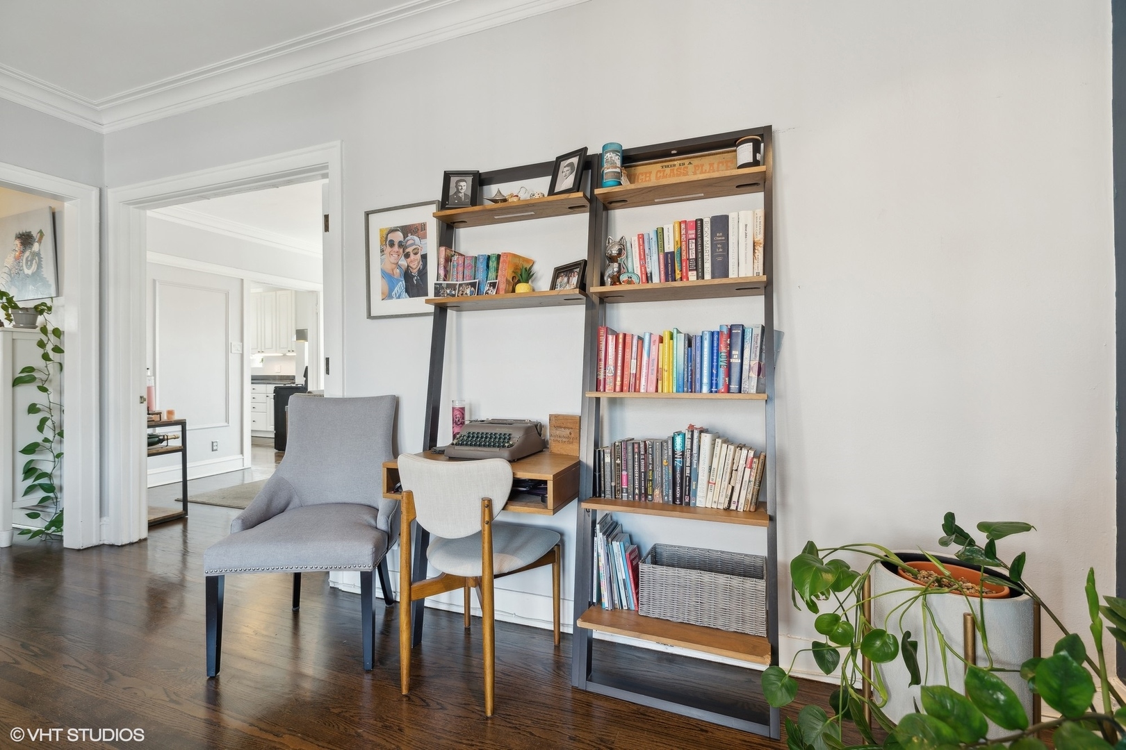 825 W Oakdale Avenue Unit: 3