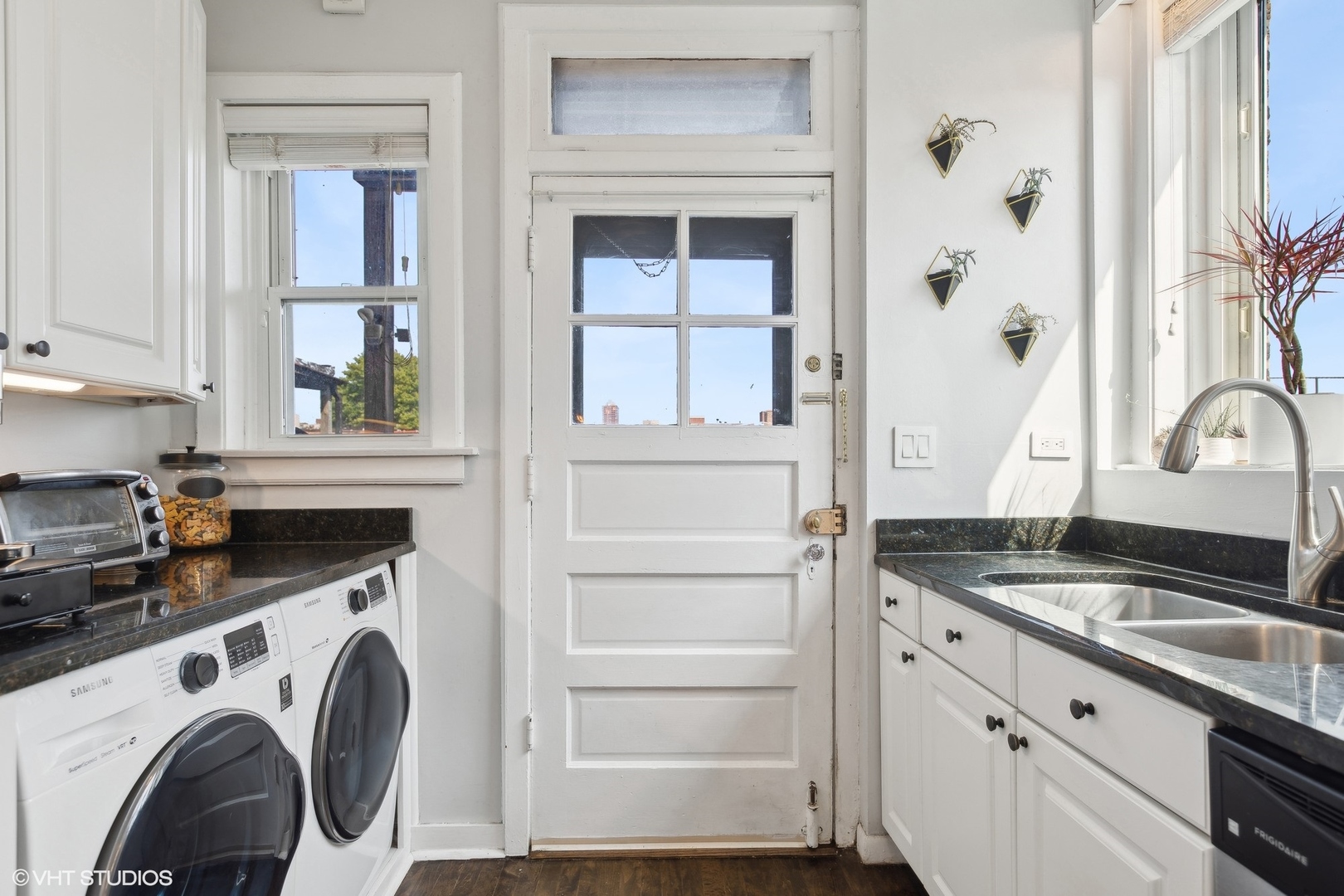 825 W Oakdale Avenue Unit: 3