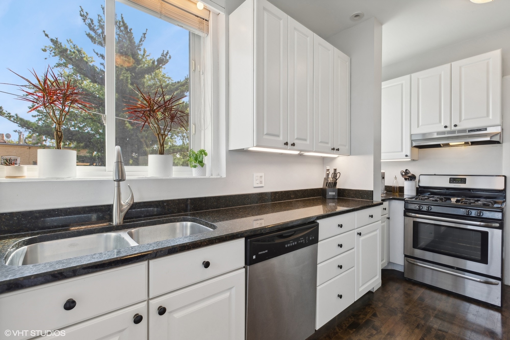 825 W Oakdale Avenue Unit: 3